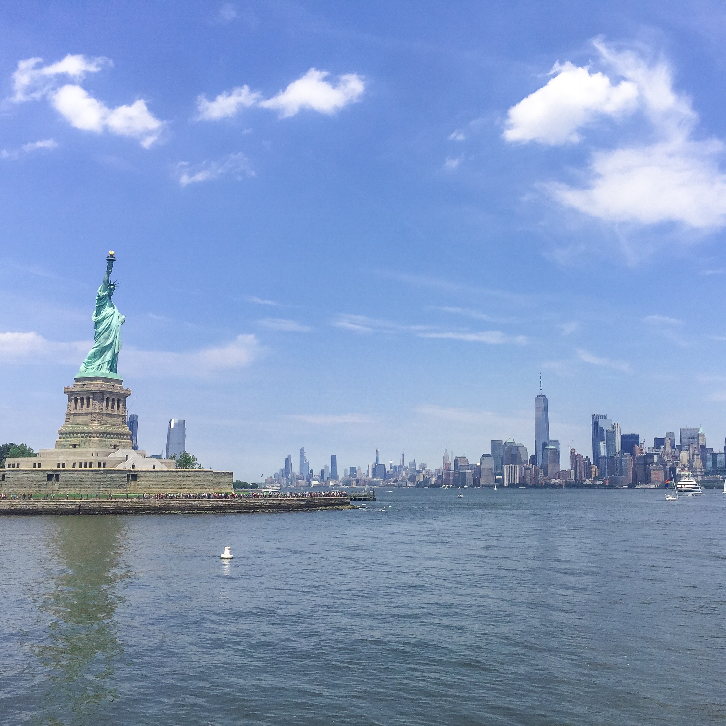 Freiheitsstatue und die Skyline von Manhattan