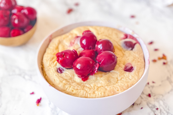 low Carb Käsekuchen-Bowl mit Kirschen - Healthyliciously