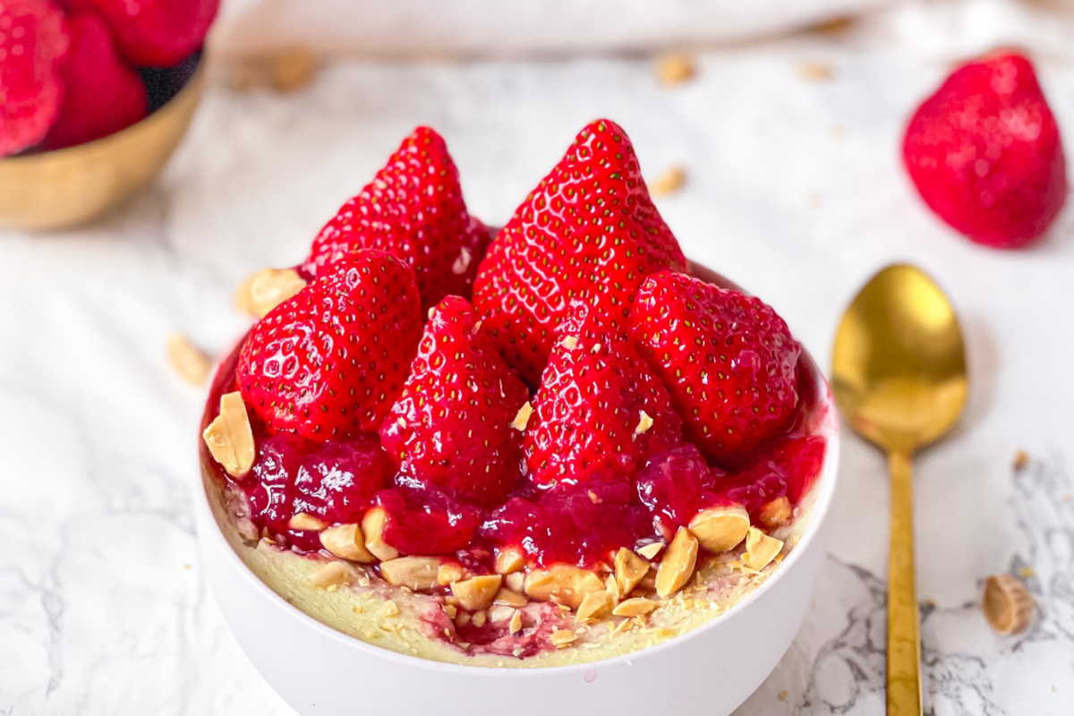 STRAWBERRY-CHEESECAKE-BREAKFAST-BOWL OHNE ZUCKER